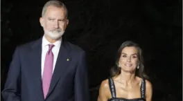 Una experta en protocolo sentencia el último look de la reina Letizia