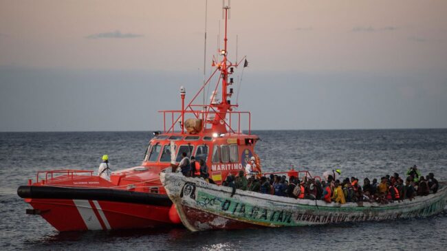 Un cayuco a la deriva al sur de El Hierro se hunde dejando 48 muertos