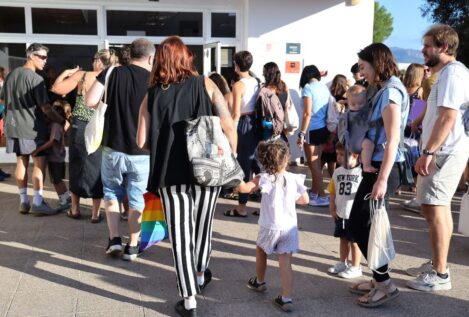 Varias familias se concentran en colegios navarros para denunciar la jornada partida