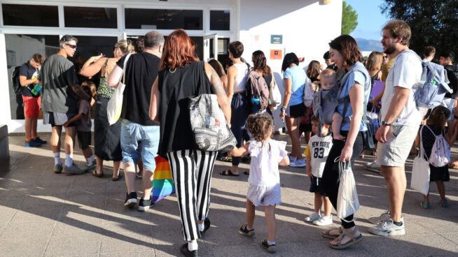 Varias familias se concentran en colegios navarros para denunciar la jornada partida