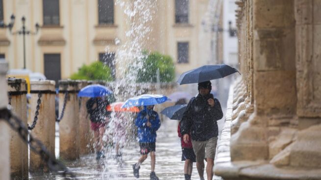 Nueve CCAA tienen avisos por lluvia, tormentas, viento y olas este lunes