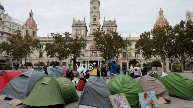 Decenas de personas acampan frente al Ayuntamiento de Valencia por la vivienda