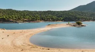 Playa en verano y naturaleza en invierno: el refugio madrileño idílico en cualquier época del año