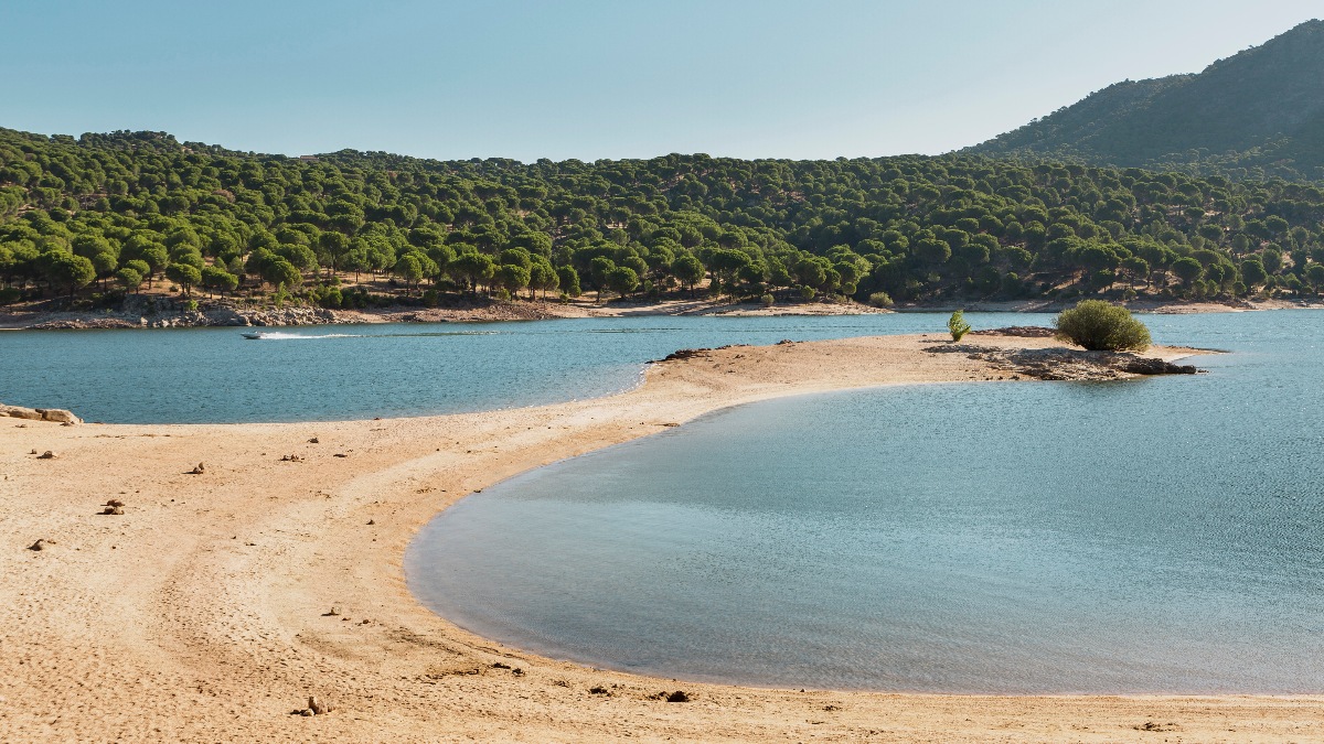 Playa en verano y naturaleza en invierno: el refugio madrileño idílico en cualquier época del año