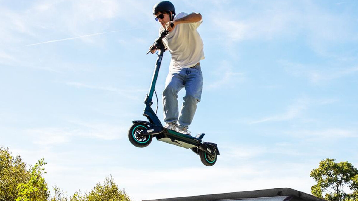 Homologado por la DGT, con 65 km de autonomía y tracción total: así es el patinete eléctrico más famoso de Cecotec