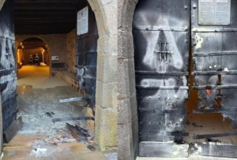 Queman la puerta de un santuario en Navarra y pintan una estrella de David y la palabra 'Jude'