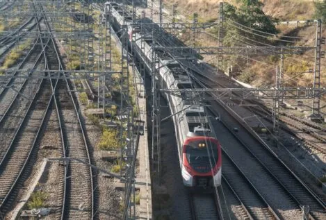 Adif y Renfe retirarán el tren descarrilado por piezas sin interrupciones en el servicio