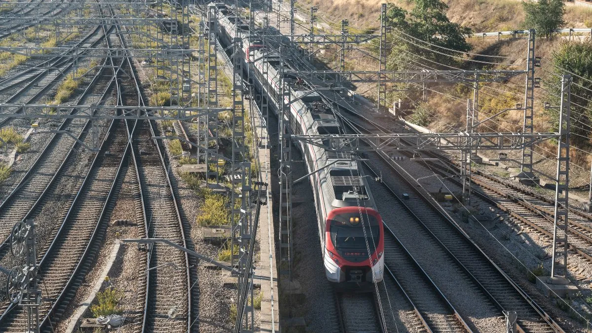 Adif y Renfe retirarán el tren descarrilado por piezas sin interrupciones en el servicio