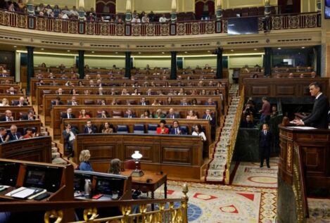 Un diputado del PP se cae al romperse su escaño durante la comparecencia de Sánchez