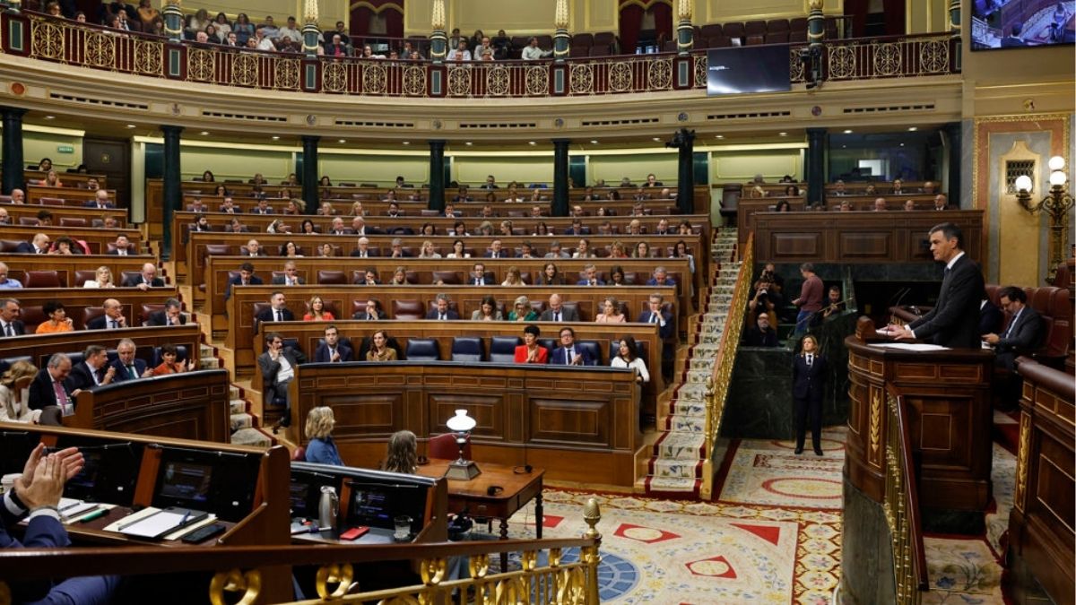 Un diputado del PP se cae al romperse su escaño durante la comparecencia de Sánchez