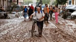 Los vecinos de Paiporta tienen que caminar varios kilómetros para comprar comida y agua