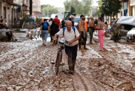 Los vecinos de Paiporta tienen que caminar varios kilómetros para comprar comida y agua