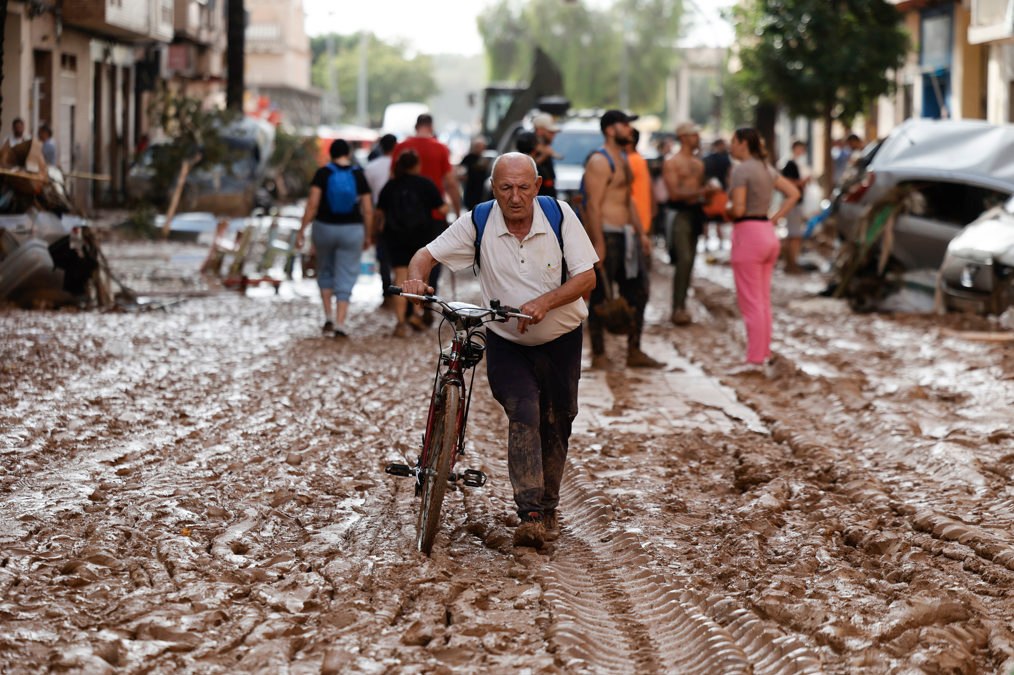 Los vecinos de Paiporta tienen que caminar varios kilómetros para comprar comida y agua