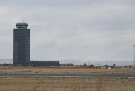 El aeropuerto donde el Gobierno quiere ubicar inmigrantes es de un moroso vinculado a Delcy