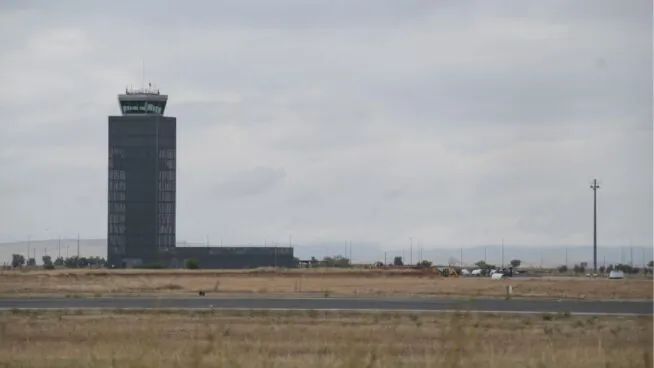 El aeropuerto donde el Gobierno quiere ubicar inmigrantes es de un moroso vinculado a Delcy