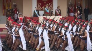 España celebra la fiesta nacional con un desfile militar pasado por agua y sin cortejo aéreo