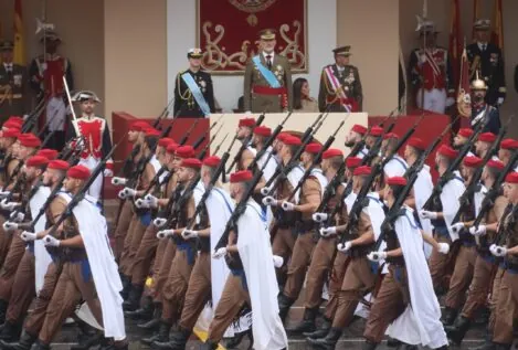 España celebra la fiesta nacional con un desfile militar pasado por agua y sin cortejo aéreo