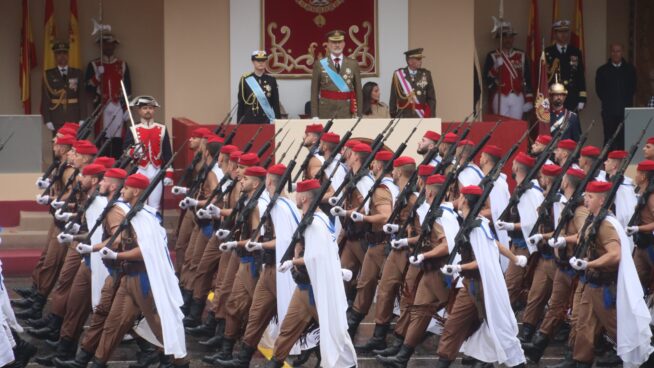 España celebra la fiesta nacional con un desfile militar pasado por agua y sin cortejo aéreo