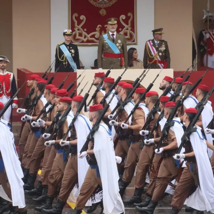 España celebra la fiesta nacional con un desfile militar pasado por agua y sin cortejo aéreo