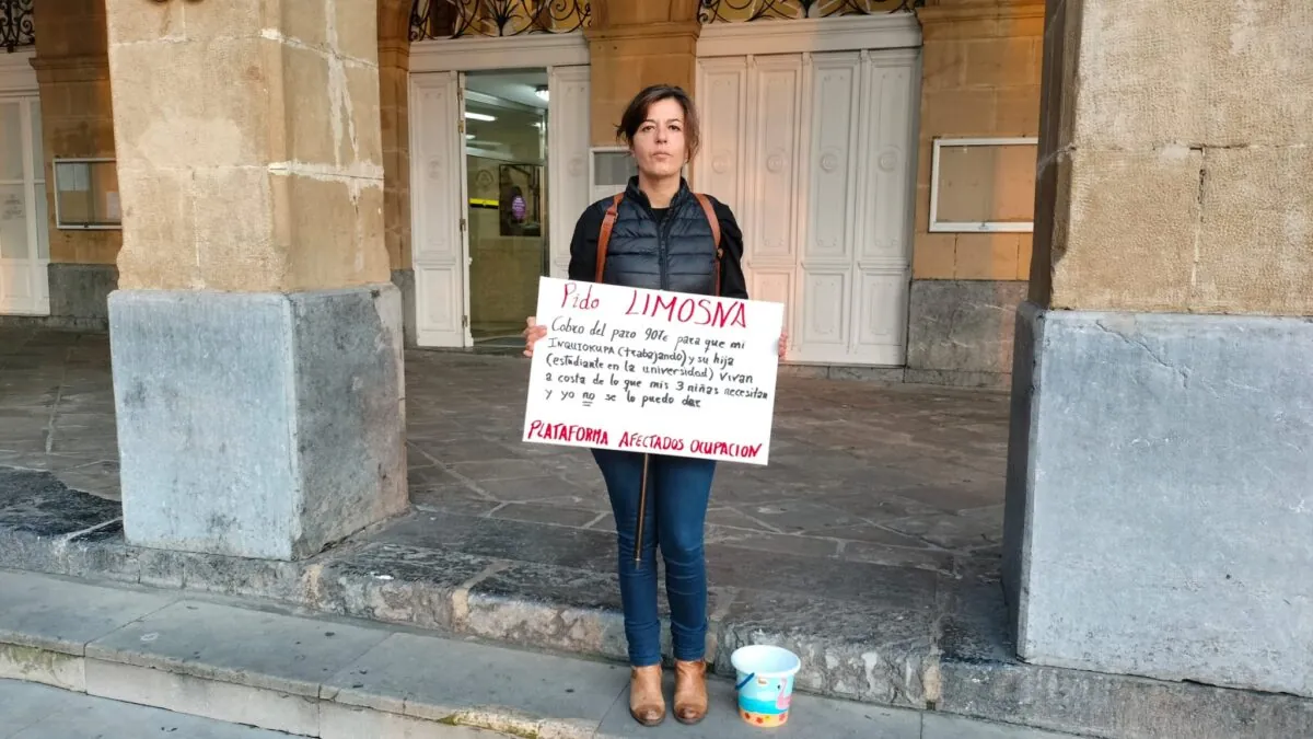 Una mujer que tiene su casa 'okupada' se ve obligada a pedir limosna en Portugalete