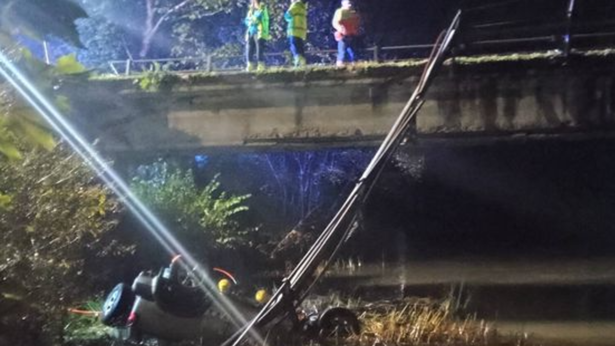 Muere un hombre en un accidente de tráfico al caer desde un puente en Ozanes (Asturias)