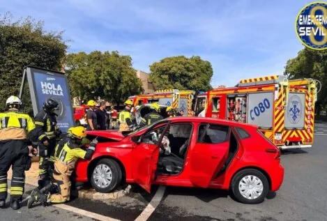 Hospitalizada una mujer tras una colisión entre dos turismos en la Avenida de la Paz en Sevilla