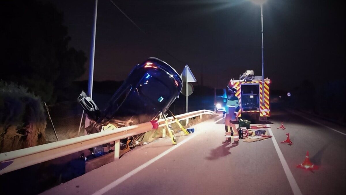 Hospitalizado un conductor de 18 años al salirse de la vía y volcar su vehículo en Totana (Murcia)