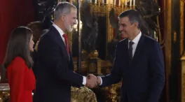 La presidenta de la AVT increpa a Sánchez en el Palacio Real: «Tiene un día para rectificar»