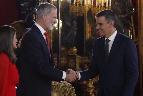 La presidenta de la AVT increpa a Sánchez en el Palacio Real: «Tiene un día para rectificar»