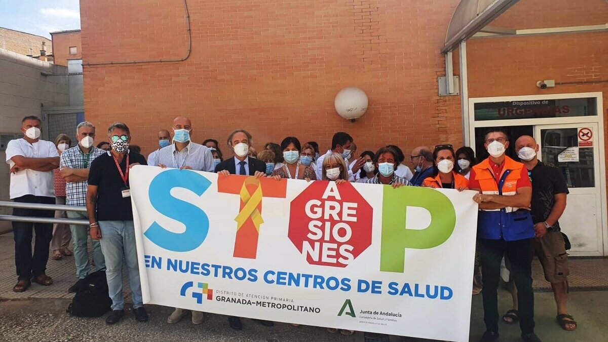 Concentración contra la agresión violenta a dos sanitarios de un centro de salud en Granada