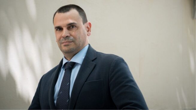 La Guardia Civil busca al intermediario que vendió el ordenador del 'caso Ayuso'