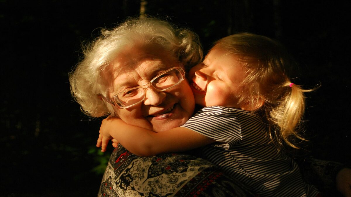 Ni «yayo», ni «yaya»: estos son los apodos más utilizados para referirse a los abuelos