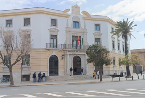 Condenado a 19 años de cárcel por violar y maltratar a su madre de 83 años en Cádiz