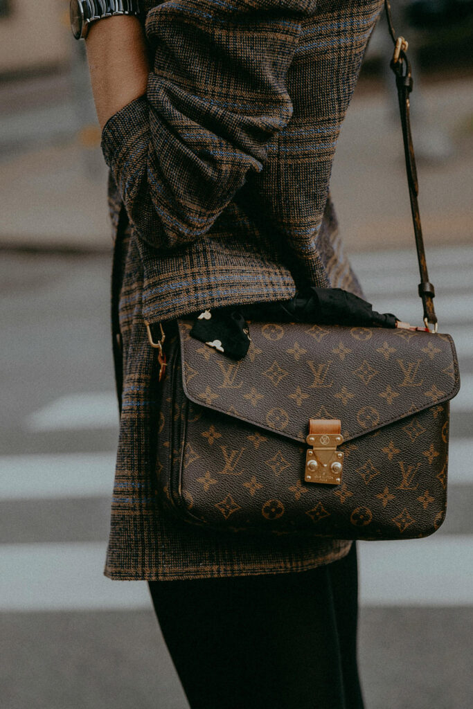 Diseño con el estampado clásico de Louis Vuitton. (Fuente: EFE)