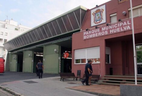 Extinguido el incendio originado de madrugada en un edificio en el barrio de El Torrejón (Huelva)