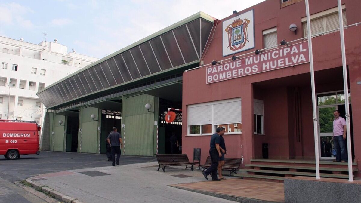 Extinguido el incendio originado de madrugada en un edificio en el barrio de El Torrejón (Huelva)