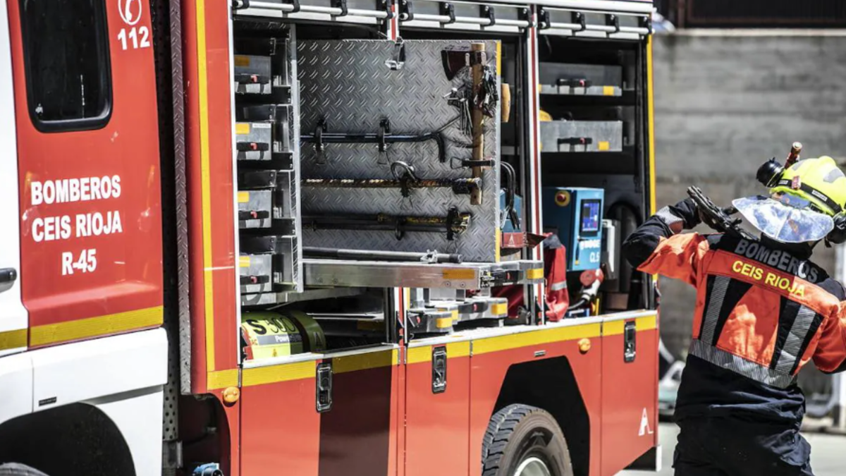 El incendio de un camión mantiene cortado un carril de la carretera N-120 en Grañón (La Rioja)