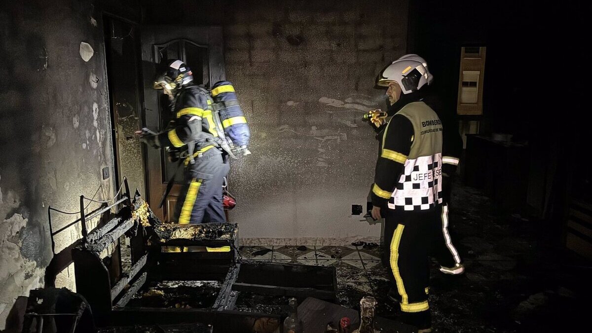 Intoxicado un hombre al inhalar humo de un incendio en su vivienda en Móstoles (Madrid)