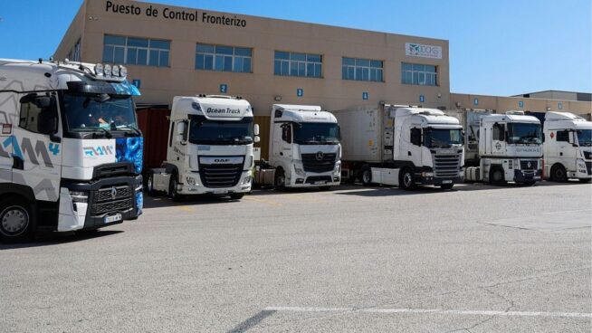 Los transportistas de mercancías desconvocan la huelga, pero se mantiene la de viajeros