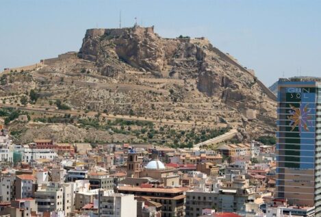 Un helicóptero de bomberos sofoca un incendio en el Castillo de Santa Bárbara en Alicante