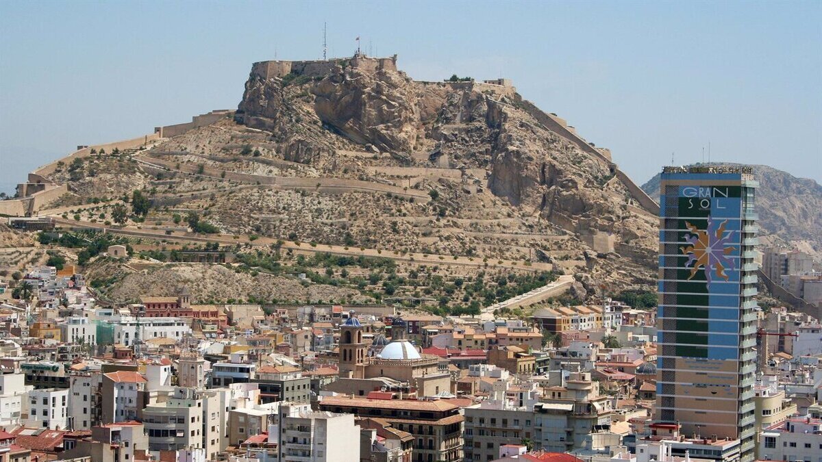 Un helicóptero de bomberos sofoca un incendio en el Castillo de Santa Bárbara en Alicante