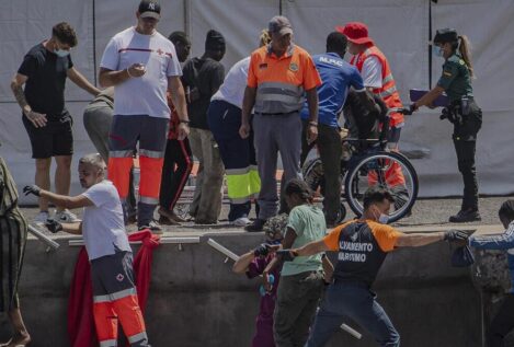 Salvamento Marítimo y Guardia Civil escoltan un cayuco con 68 inmigrantes a El Hierro