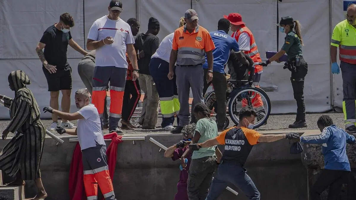 Salvamento Marítimo y Guardia Civil escoltan un cayuco con 68 inmigrantes a El Hierro