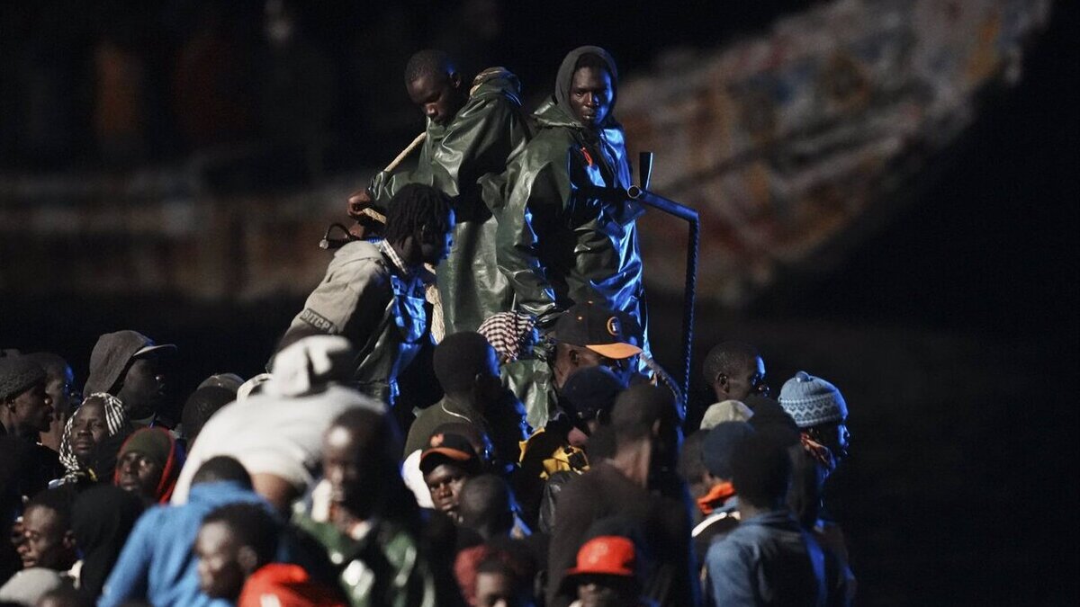 Una nueva patera con 57 inmigrantes a bordo llega al muelle de La Restinga de El Hierro