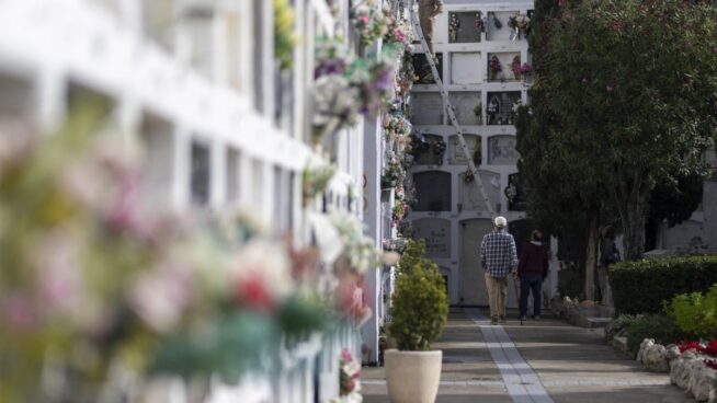 Profanan 20 tumbas y sacan cadáveres de las sepulturas del cementerio de Utrera (Sevilla)