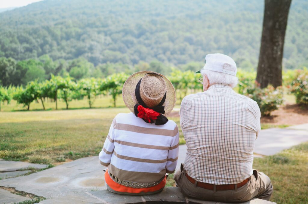 Abuelo con su nieto. 
Christian Bowen, Unsplash