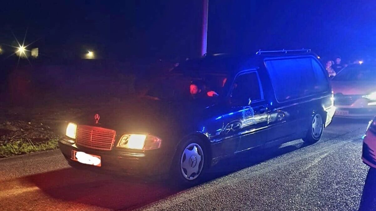 La Policía disuelve una carrera ilegal en Porriño (Pontevedra): competía hasta un coche fúnebre