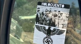 El coche de Mónica García aparece vandalizado y con pegatinas nazis