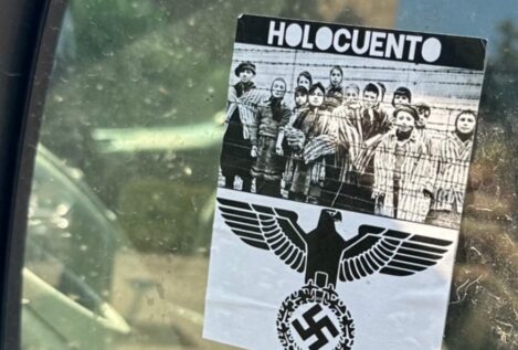 El coche de Mónica García aparece vandalizado y con pegatinas nazis