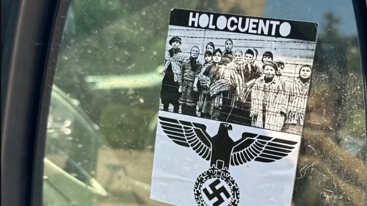 El coche de Mónica García aparece vandalizado y con pegatinas nazis